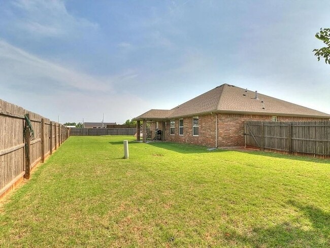 Building Photo - AVAILABLE NOW -  $500 Off First Month | 4-Bed Home in the Heart of Mustang | Storm Shelter & Mode...