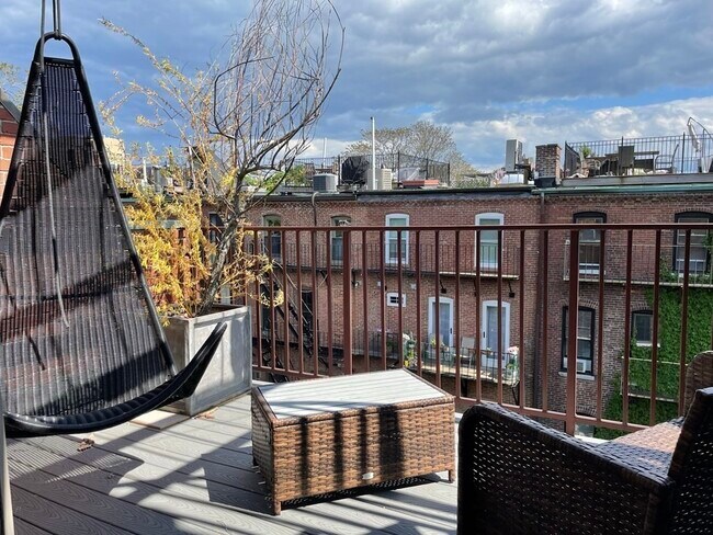 Building Photo - 33 Lawrence St