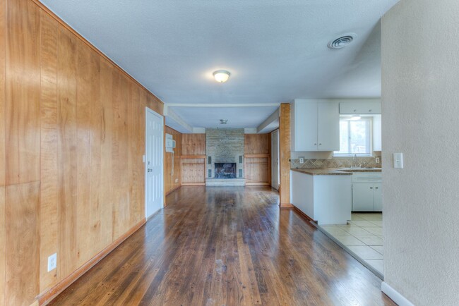 Building Photo - For Lease | Mid-town Tulsa | $1300 Rent