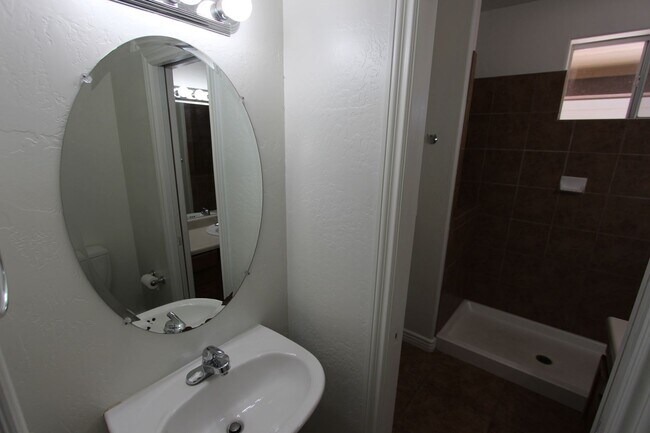 Building Photo - 1497 E Ivy Ln