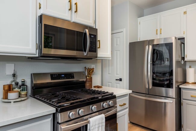 Building Photo - 1954 Bristol St