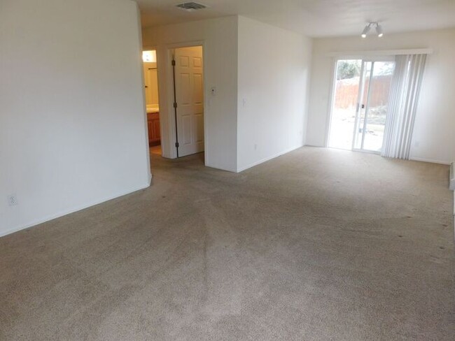 Building Photo - 3 bedroom home with fenced yard and garage...