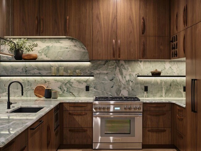 Building Photo - 2305 Westoak Dr