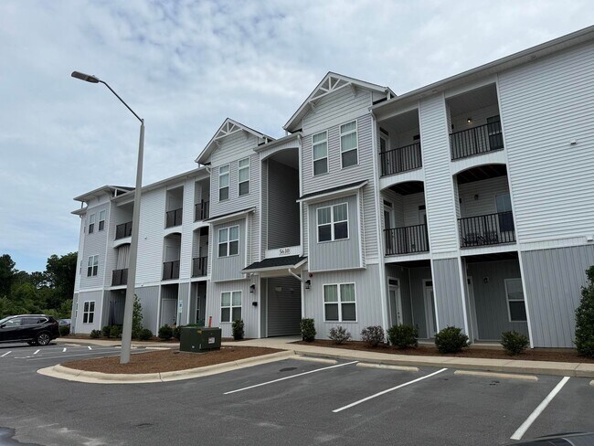 Building Photo - Special Offer! 18 month lease $1,375.00!!