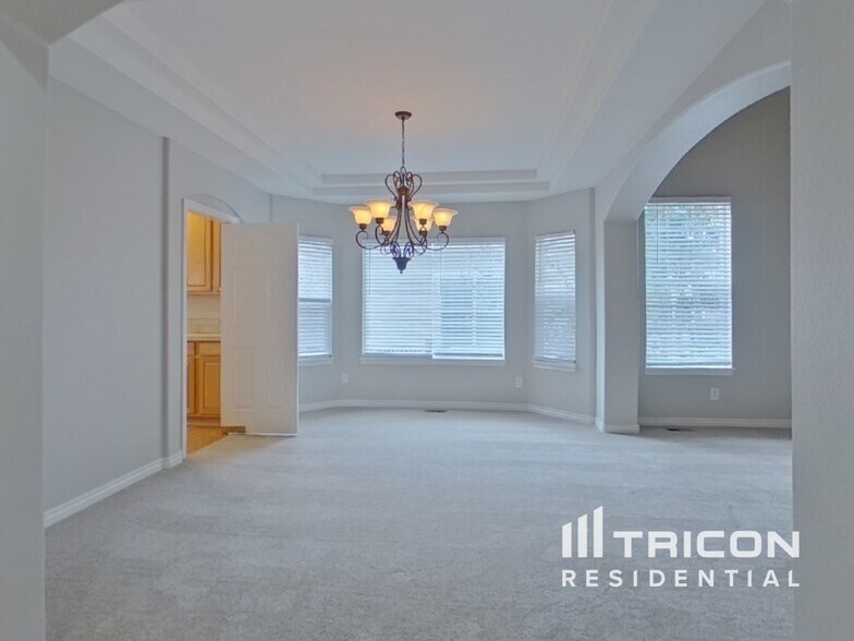 Building Photo - 17703 E Cloudberry Dr