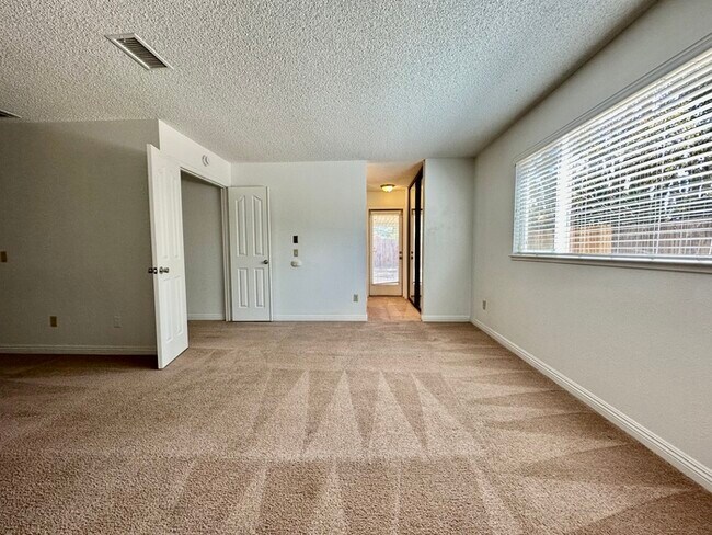 Building Photo - Charming 2 bedroom 2 bathroom home located in south Sacramento!