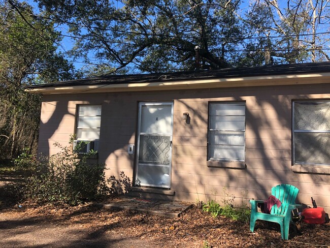 Building Photo - Charming 1 Bed Efficiency