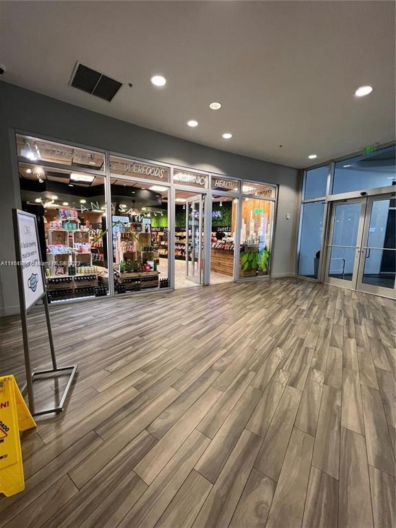 Building Photo - 1750 N Bayshore Dr