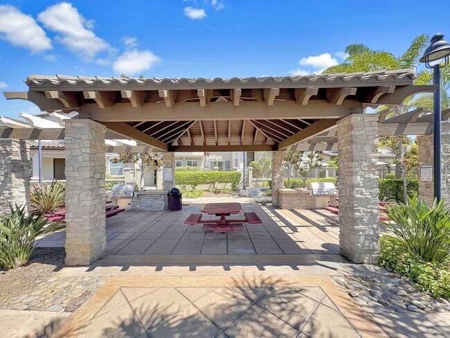 Building Photo - Spacious 2B/2.5BA Tri-Level Townhouse w/ 2...