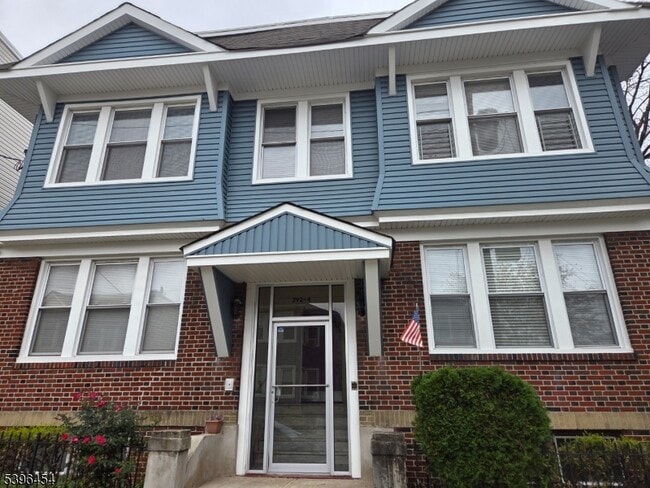 Primary Photo - 292 Leslie St