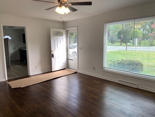 Building Photo - Cute 3 BR/ 1 BA Off Gate City Blvd.