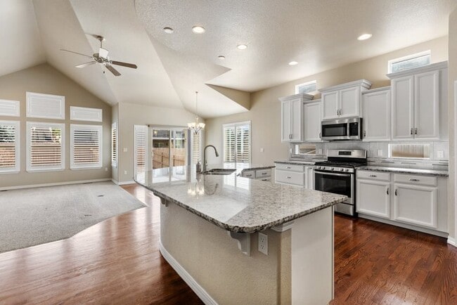 Building Photo - 3003 Looking Glass Way