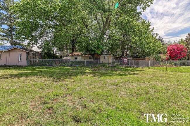 Building Photo - 2 Bedroom Duplex W/ attached garage in Was...