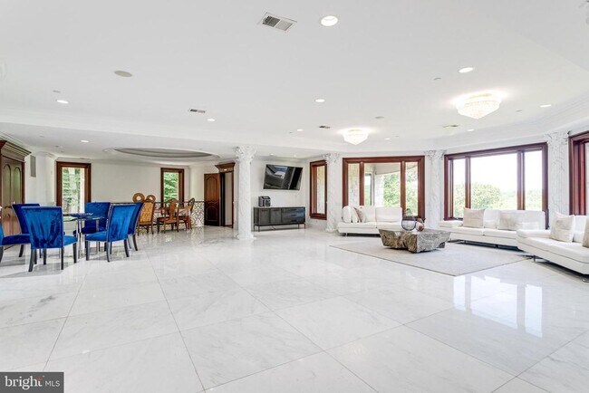 Building Photo - 612 Rivercrest Dr
