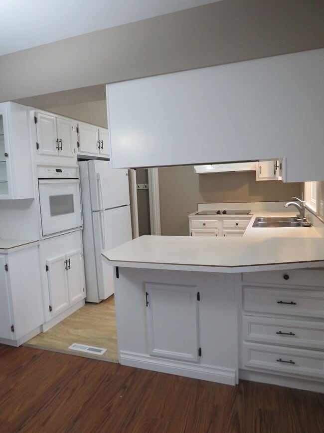 Building Photo - 3 Bedroom (1 non-egress) / 1 Car Garage located near the hospitals and colleges!