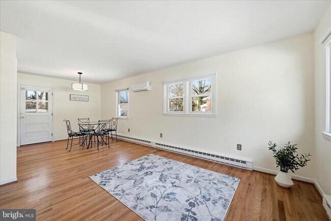 Building Photo - 311 S Buckmarsh St