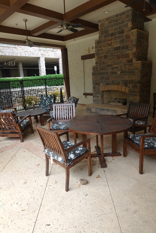 Building Photo - 7342 Oak Manor Dr