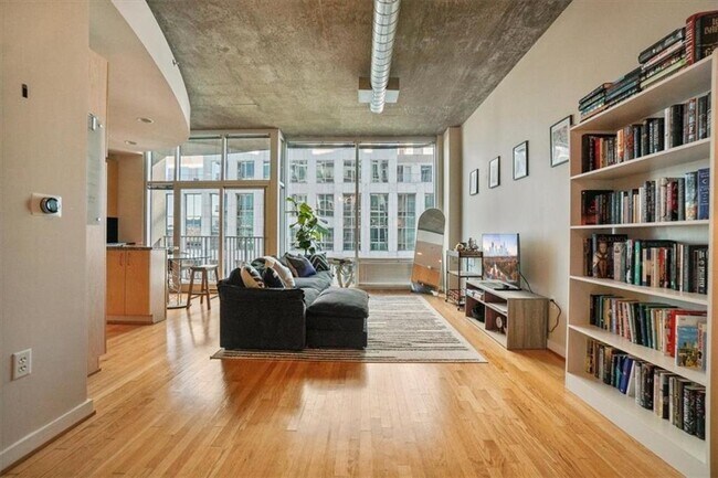 Building Photo - 943 Peachtree St NE