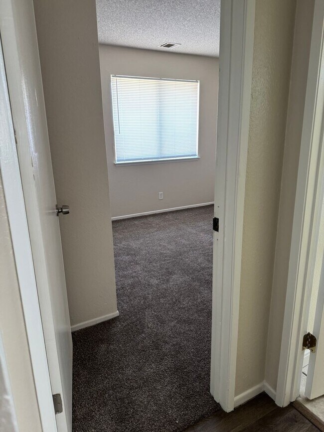 Building Photo - Apple Valley- Four Plex- 2 Bedrooms, 2 Bat...