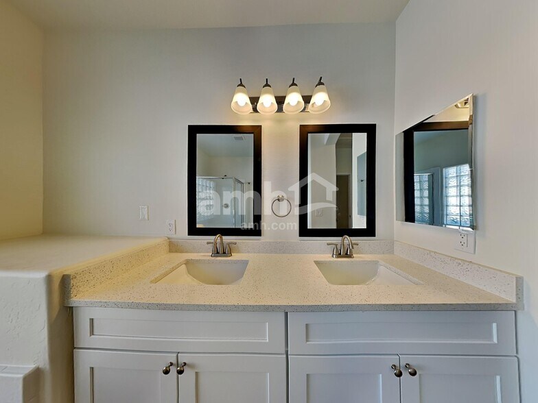 Building Photo - 8854 W Northview Ave