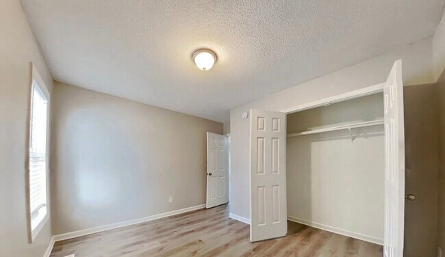 Building Photo - Chic & Comfortable 3-Bedroom Property Ready to Move In