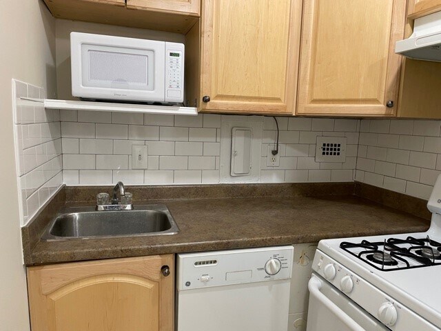 kitchen - 922 24th St NW