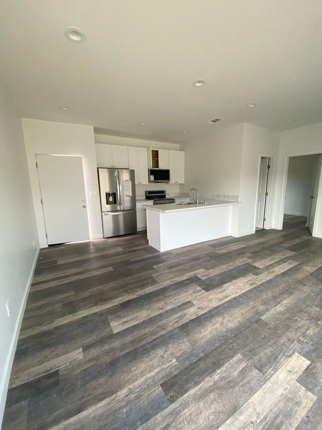 Building Photo - AVAILABLE FOR MOVE IN NOW!! Gorgeous brand...