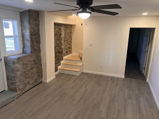 Building Photo - Remodeled 2 bed, 1 bath with laundry