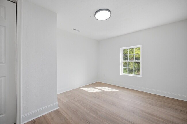 Building Photo - NEWLY REMODELED 4 BEDROOM COLONIAL HOME FOR RENT IN SUFFOLK!