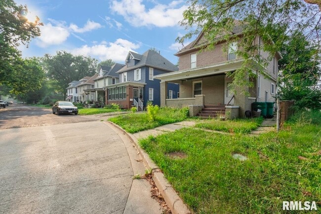 Building Photo - 1301 W Parkside Dr