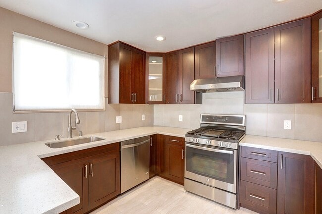 Building Photo - Updated & super clean 3 Bed/ 2 Bath Daly City home. YouTube Tour!