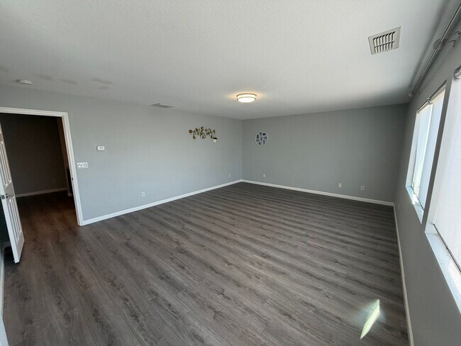 Building Photo - AVAILABLE NOW! LEASE TODAY! 4 Bedroom 3 Bath Elk Grove Home with Bonus Room!