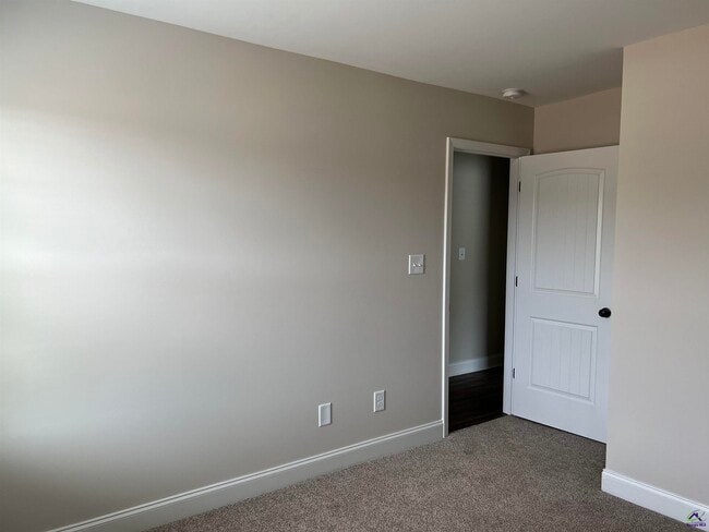 Building Photo - 202 Red Tail Cir