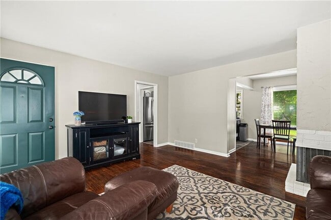 Building Photo - Adorable Three Bedroom Ranch in Overland Parkh