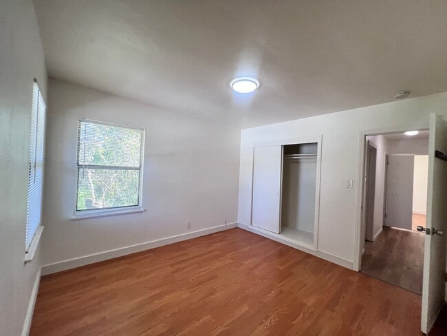 Building Photo - SPACIOUS 2 BEDROOM/1 BATH AVAILABLE IN HAYWARD CA !!!!