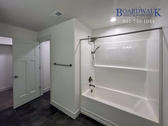 Building Photo - Spacious 3 bed in Quiet Community