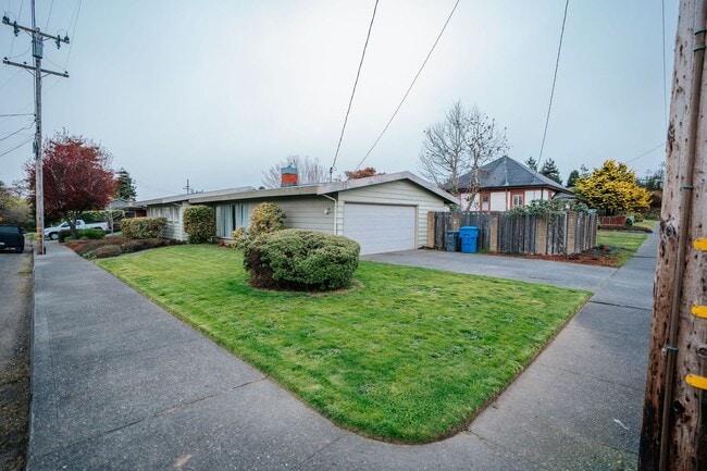 Building Photo - Spacious and inviting 4-bedroom, 2-bathroom single-family home