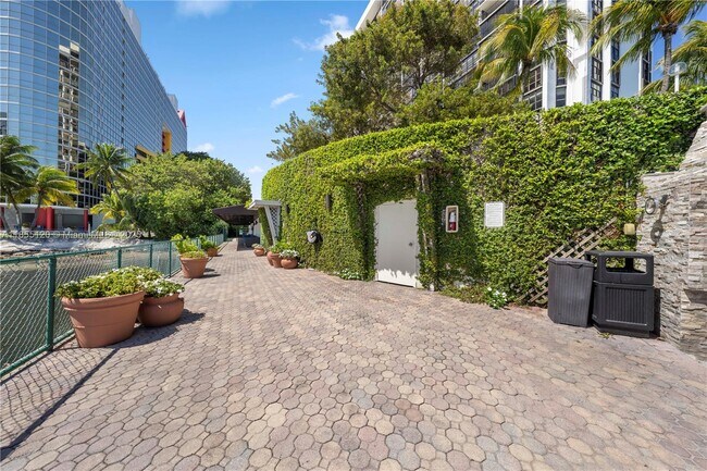 Building Photo - 1925 Brickell Ave