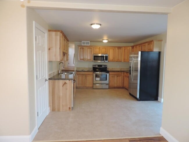 Building Photo - Dog Friendly - 4 Bedroom with Granite Counter tops.