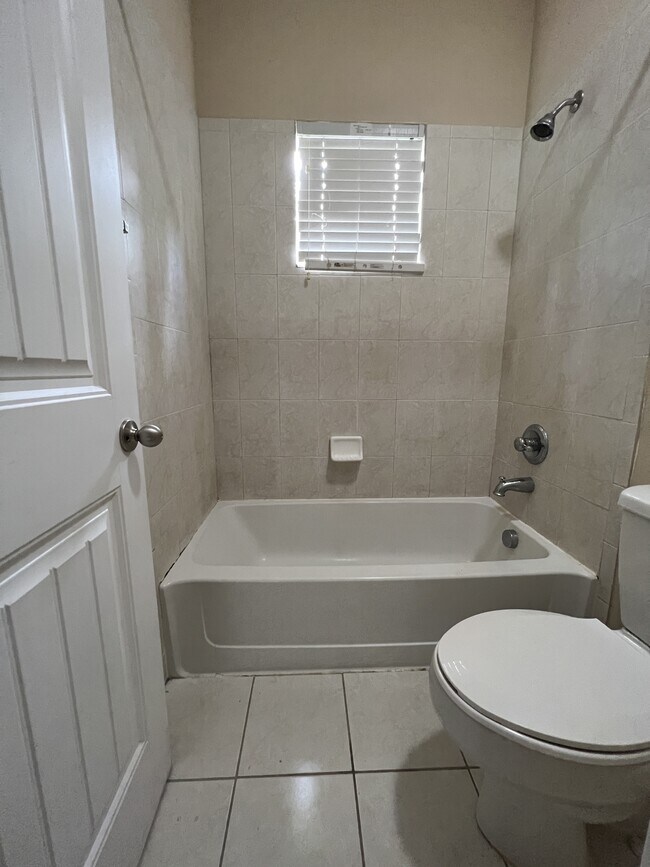 Building Photo - 3530 NW 29th Ct