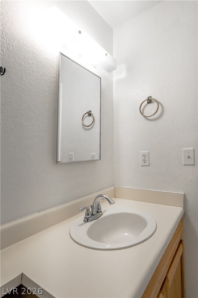 Building Photo - 510 Elm Dr