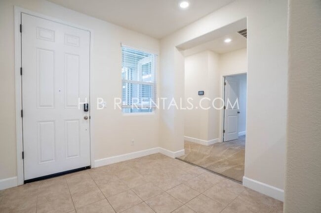 Building Photo - Spacious Elegance: 4-Bedroom with 3.5 Baths in Manteca