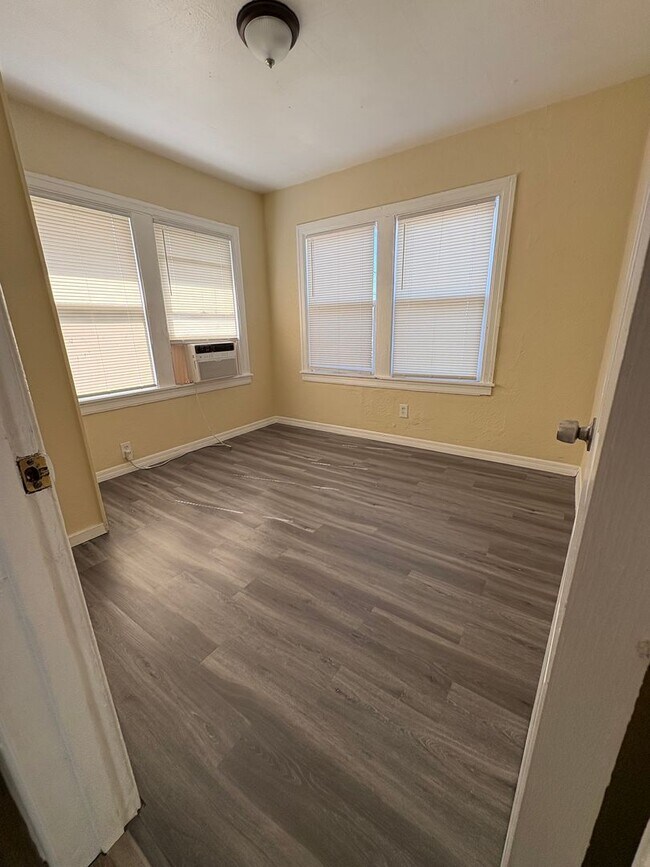 Building Photo - 3244 17th Ave S