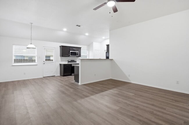 Building Photo - Beautiful 3BD Home on Corner Lot with Fenced Yard & 2-Car Garage in Sonterra