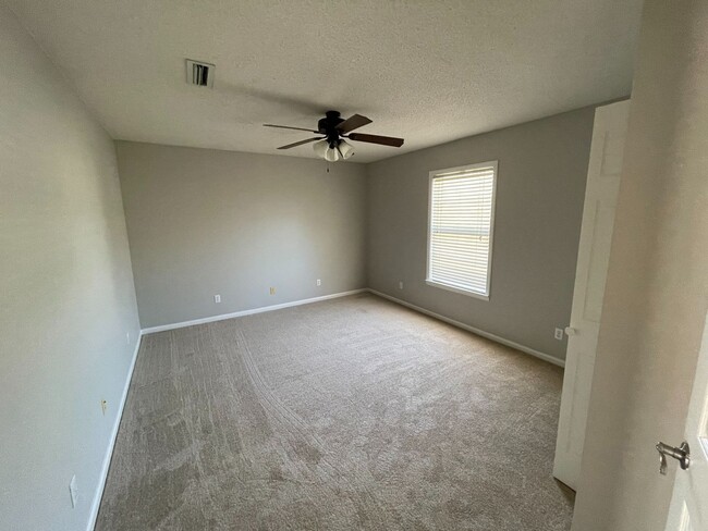 Building Photo - Oak Lake Estates - Pool w/Pool Care Included!