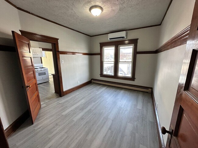 Building Photo - Newly Renovated 3 bedroom/1 bath Apartment!