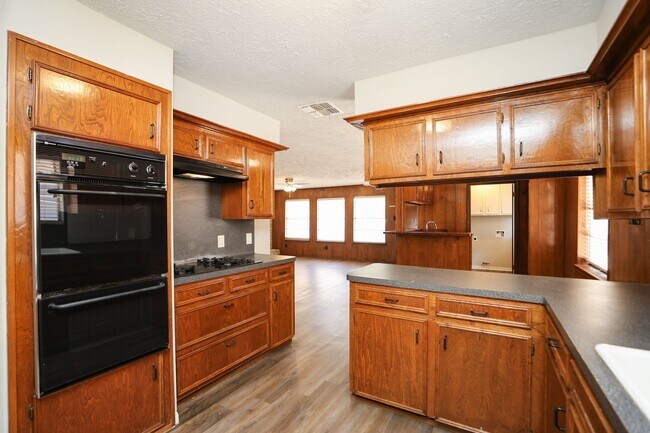 Building Photo - 815 Park Meadow Dr