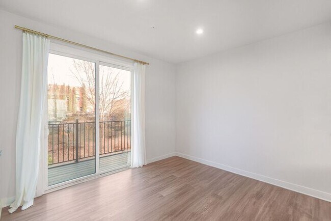 Building Photo - Stunning 3-Bedroom Townhouse in the Heart of South End!
