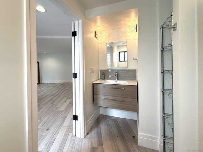Building Photo - 7982 Roseland Dr