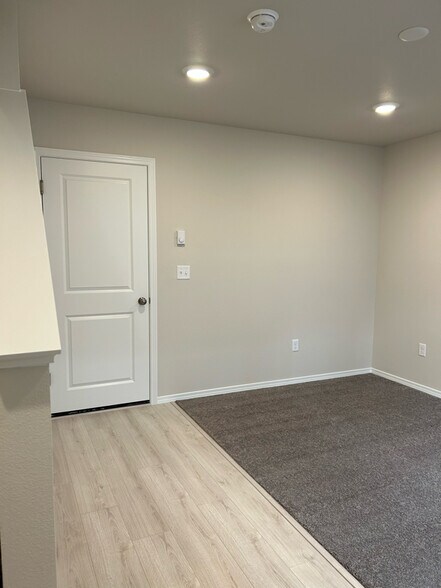Building Photo - 3226 Juno Ct NE
